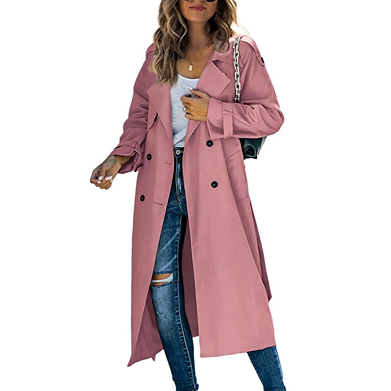 Femme stylée portant un trench-coat long mi-saison, beige classique. Veste élégante, parfaite pour un look automne-printemps.