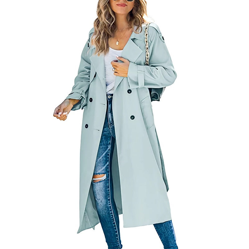 Trench-coat long pour femme, couleur sable, ouvert, offrant un style décontracté et chic. Veste coupe-vent pour mi-saison.