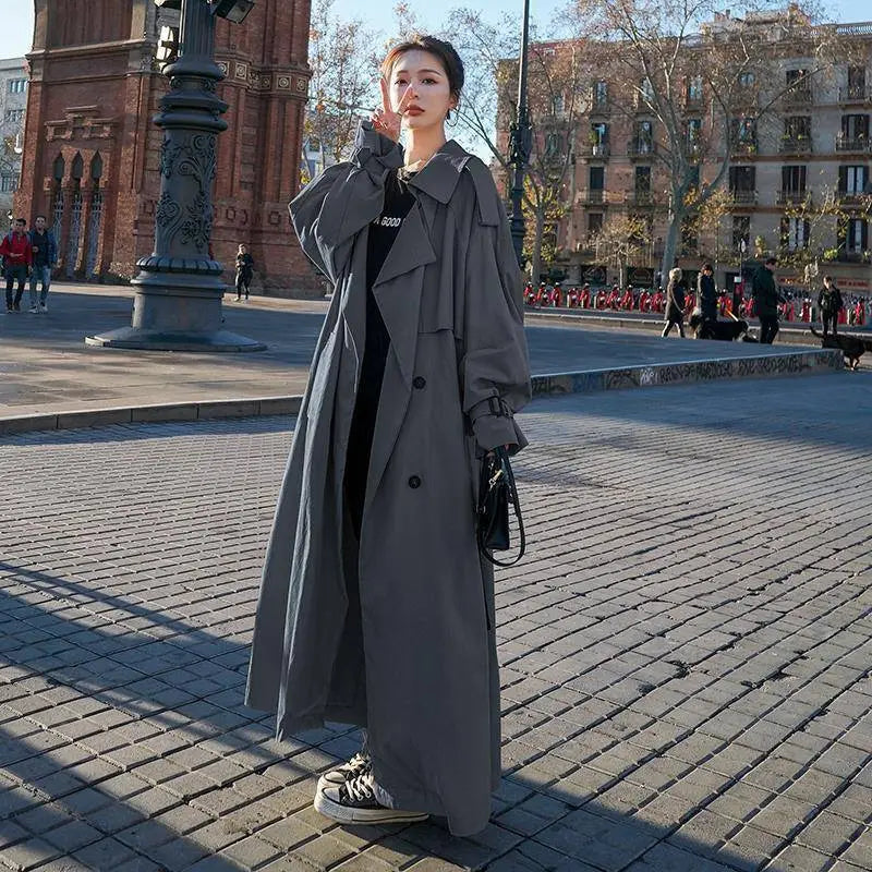 "Trench-coat long oversize pour femmes, style élégant, tissu beige de haute qualité, look sophistiqué et confortable."