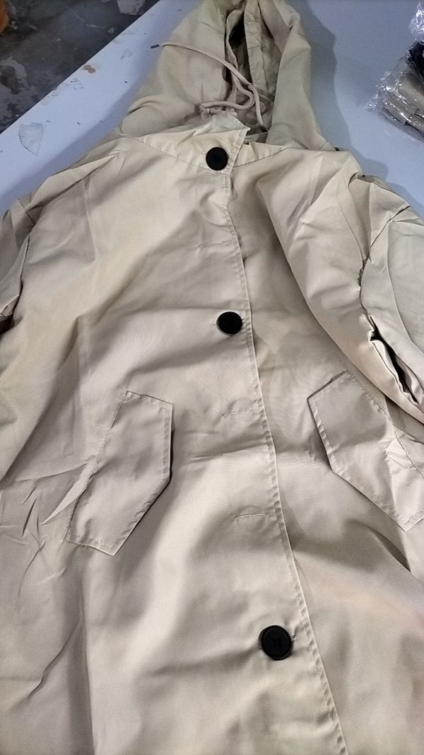 Manteau femme trench-coat, style classique et élégant. Imperméable et coupe-vent pour le printemps/automne.