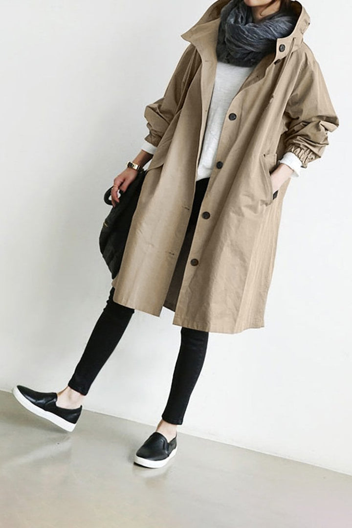 Trench-coat imperméable léger pour femme, style sophistiqué, protège de la pluie avec élégance.