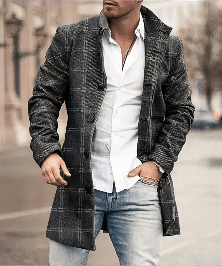 Trench élégant homme, coupe cintrée, col classique. Vêtement masculin intemporel et sophistiqué.