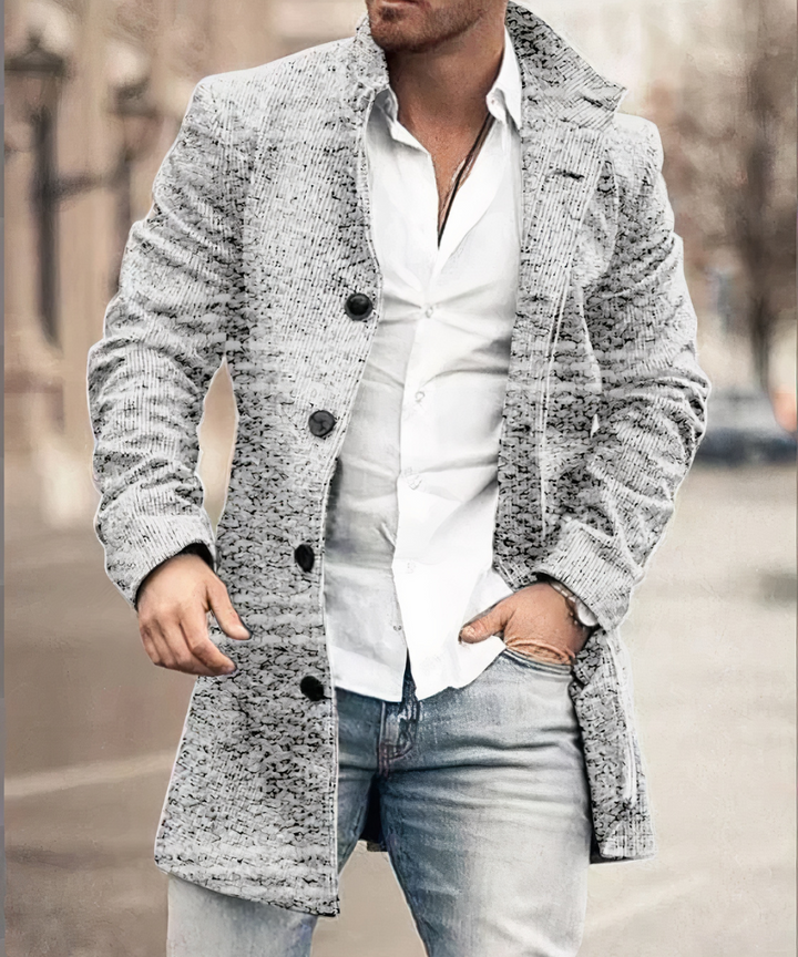 Trench élégant homme, coupe cintrée, col classique. Vêtement masculin intemporel et sophistiqué.