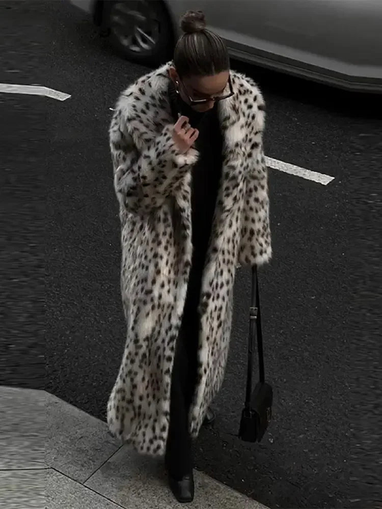Trench féminin léopard, hiver.  Fourrure synthétique, coupe chic.  Manteau chaud et tendance.