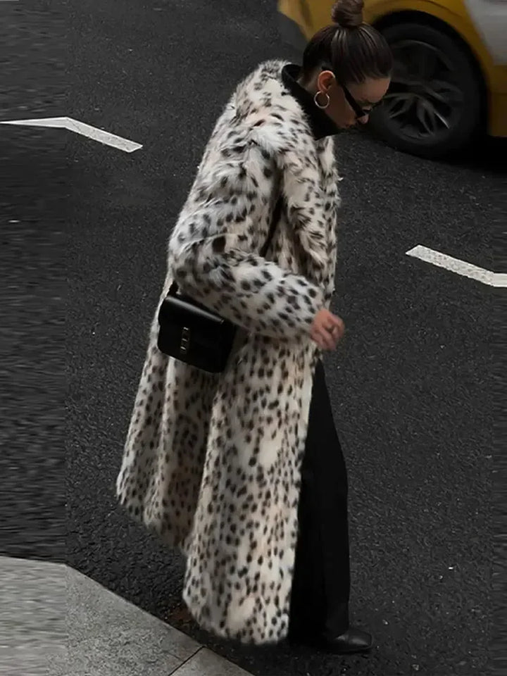 Trench féminin léopard, hiver.  Fourrure synthétique, coupe chic.  Manteau chaud et tendance.