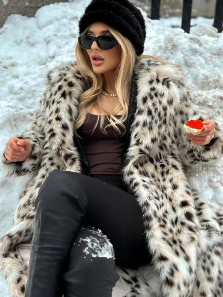 Trench féminin léopard, hiver.  Fourrure synthétique, coupe chic.  Manteau chaud et tendance.