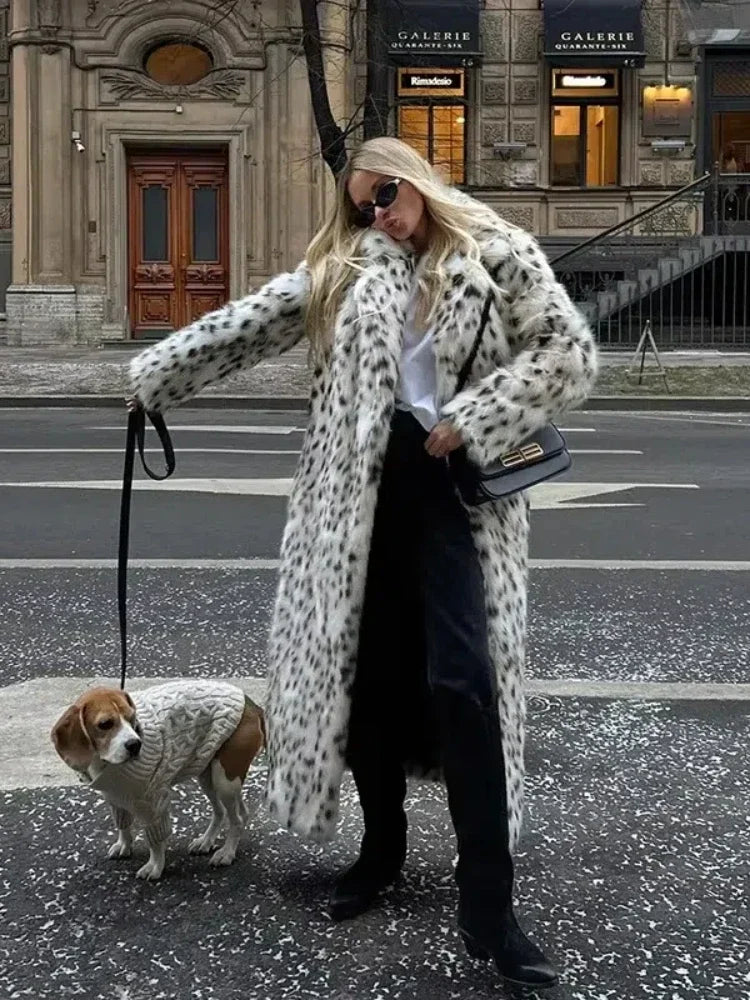 Trench féminin léopard, hiver.  Fourrure synthétique, coupe chic.  Manteau chaud et tendance.
