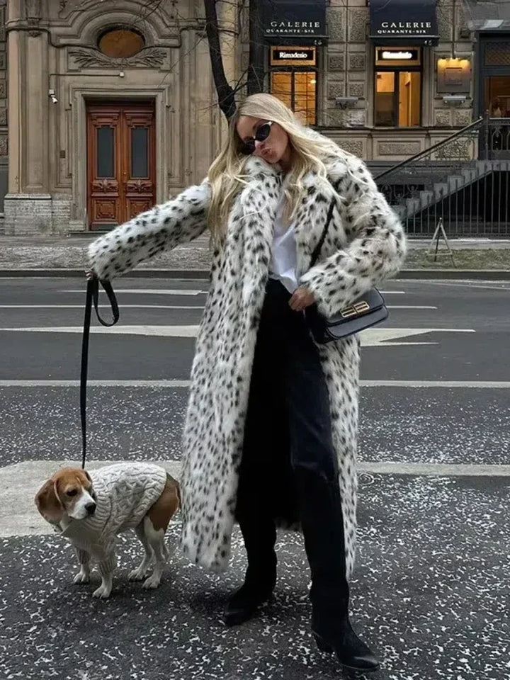 Trench féminin léopard, hiver.  Fourrure synthétique, coupe chic.  Manteau chaud et tendance.
