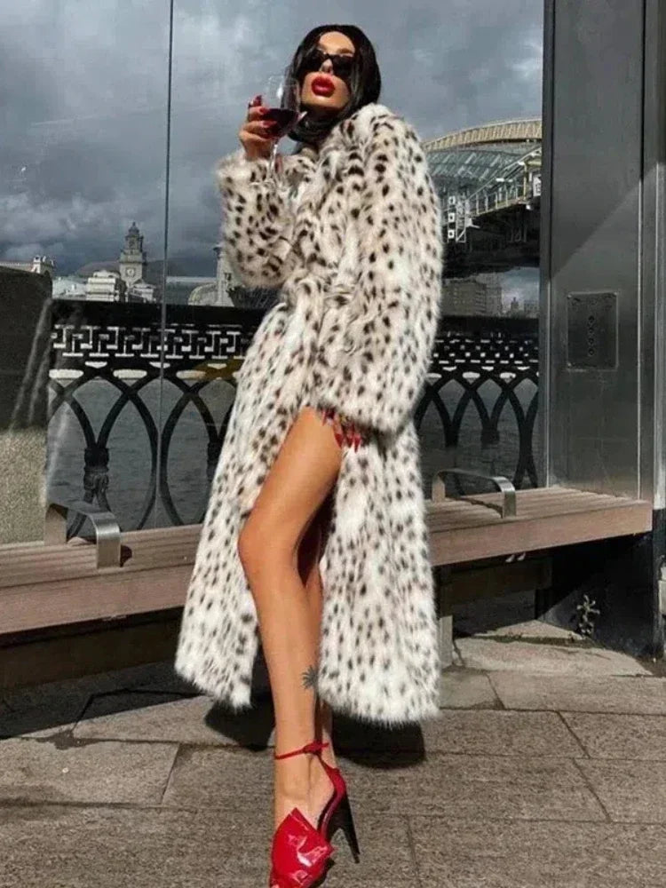 Trench féminin léopard, hiver.  Fourrure synthétique, coupe chic.  Manteau chaud et tendance.