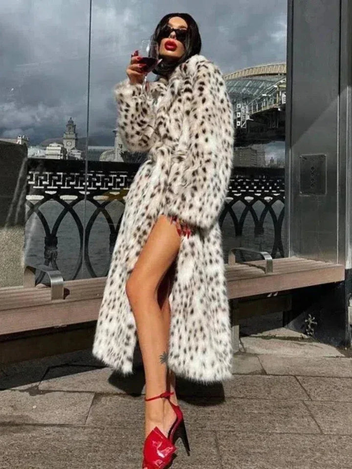 Trench féminin léopard, hiver.  Fourrure synthétique, coupe chic.  Manteau chaud et tendance.