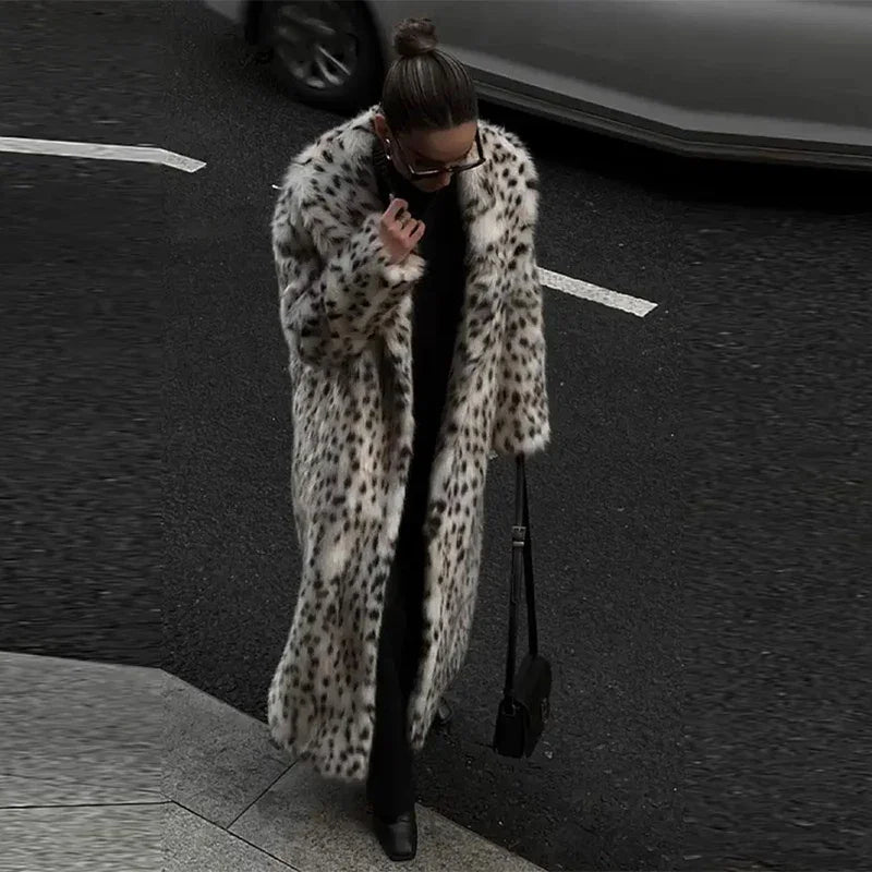 Trench féminin léopard, hiver.  Fourrure synthétique, coupe chic.  Manteau chaud et tendance.