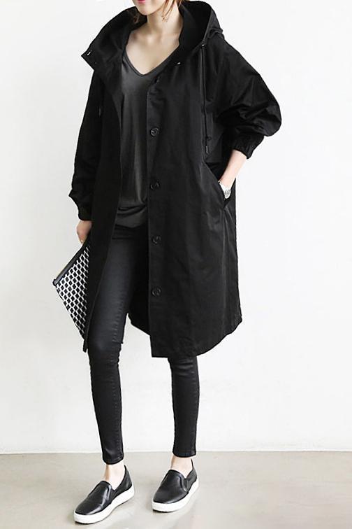 Trench imperméable élégant, coupe flatteuse, capuche.  Parfait pour l'automne et l'hiver.