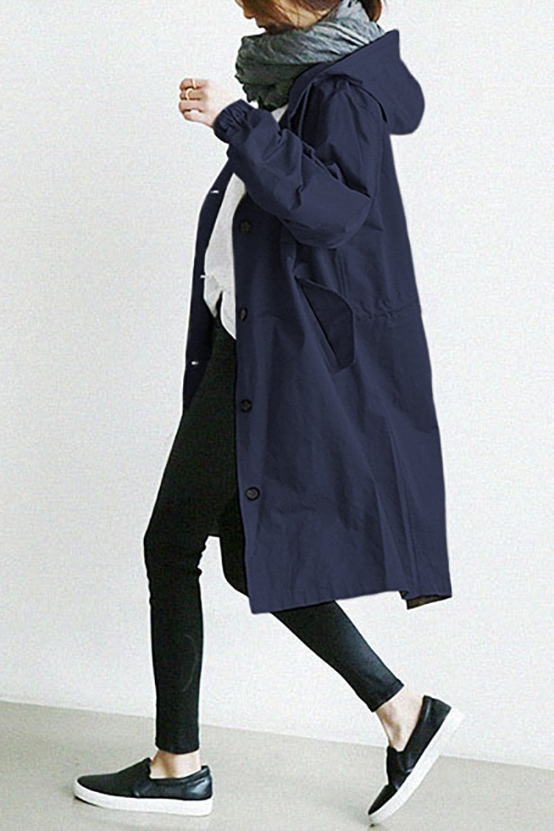 Trench imperméable élégant, coupe flatteuse, capuche.  Parfait pour l'automne et l'hiver.