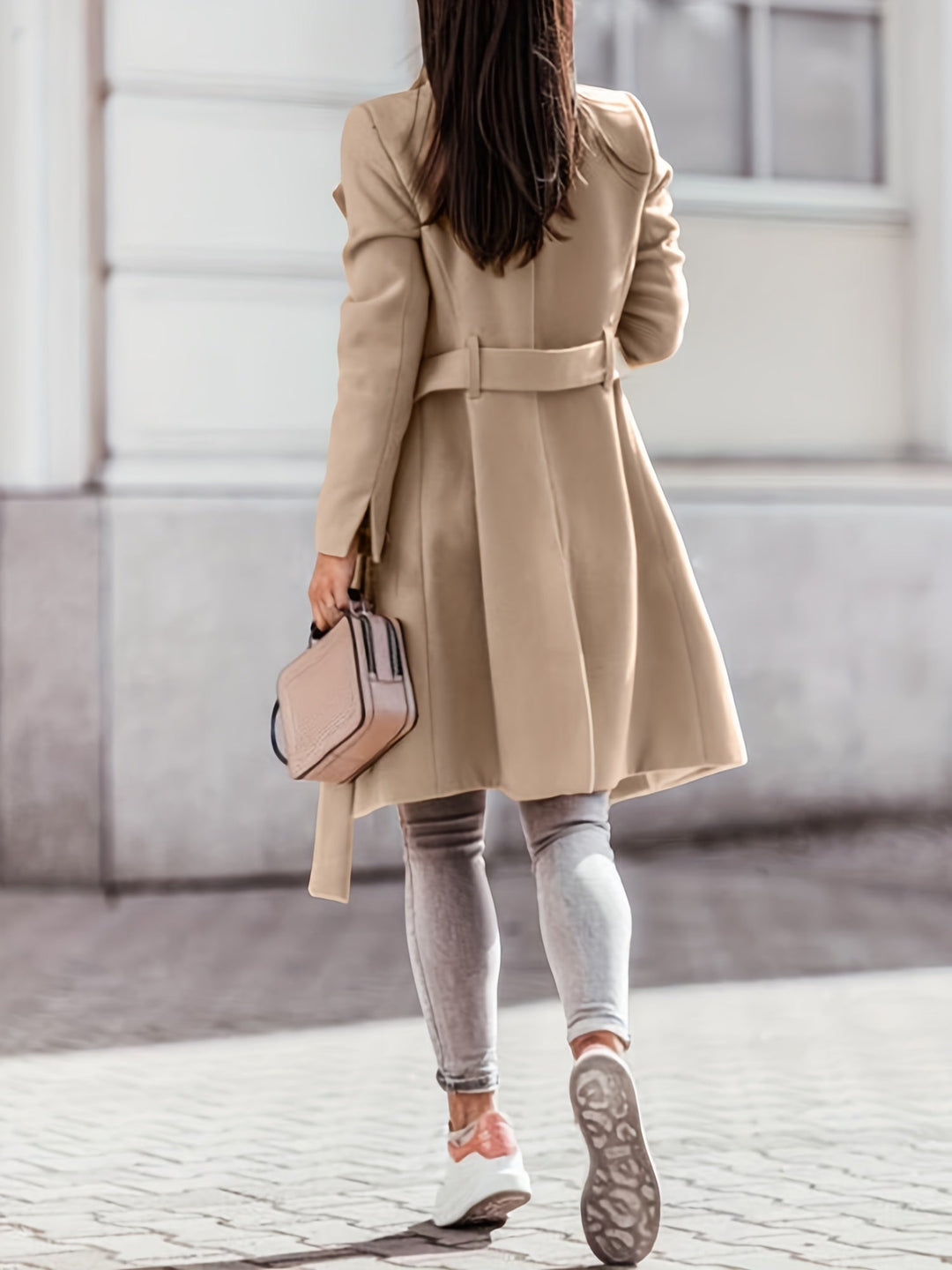 Trench-coat femme, coupe longue et chic, parfait pour un look habillé. Manteau de mode femme automne.