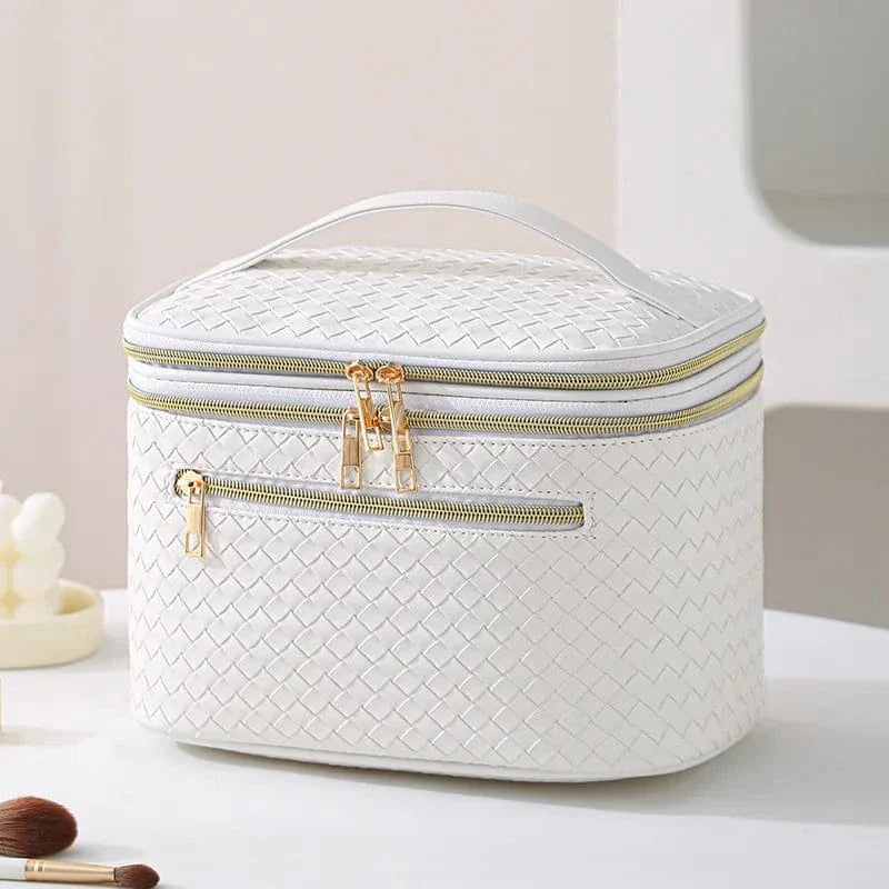 Intérieur organisé d'une trousse de toilette en cuir PU pour femme, montrant plusieurs compartiments pour maquillage.