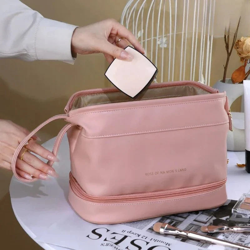 Détail d'une trousse de toilette femme en cuir PU avec fermeture éclair dorée, accessoire chic