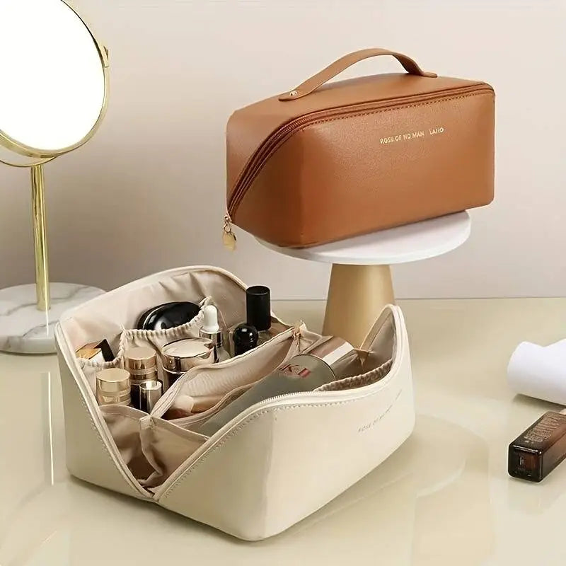 "Trousse de toilette élégante en cuir PU blanc, grande capacité, résistante à l'eau, design ergonomique pour voyage."