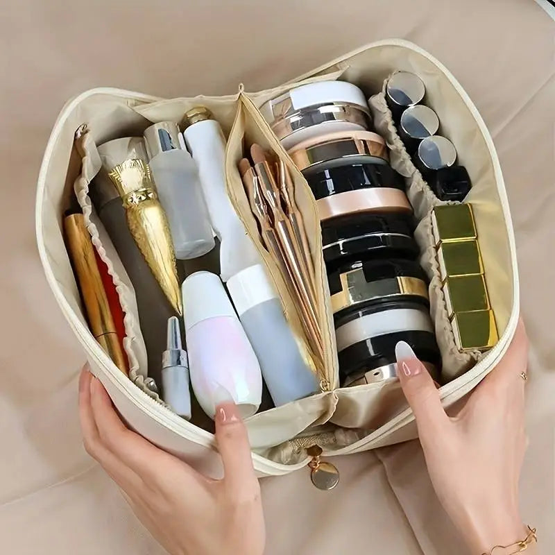 "Trousse de toilette élégante en cuir PU blanc, grande capacité, résistante à l'eau, design ergonomique pour voyage."