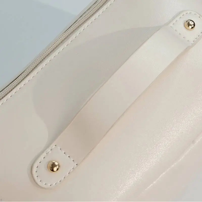 "Trousse de toilette élégante en cuir PU blanc, grande capacité, résistante à l'eau, design ergonomique pour voyage."