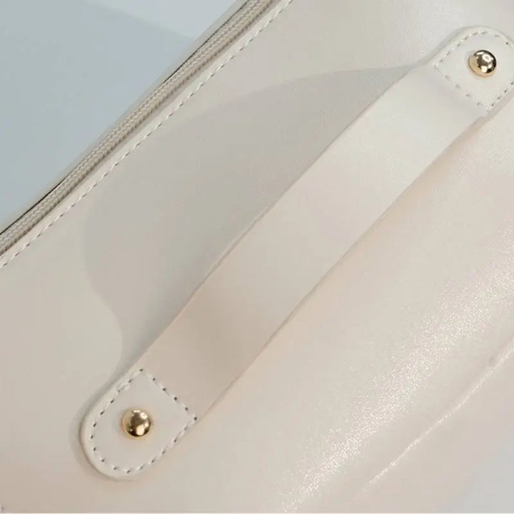 "Trousse de toilette élégante en cuir PU blanc, grande capacité, résistante à l'eau, design ergonomique pour voyage."