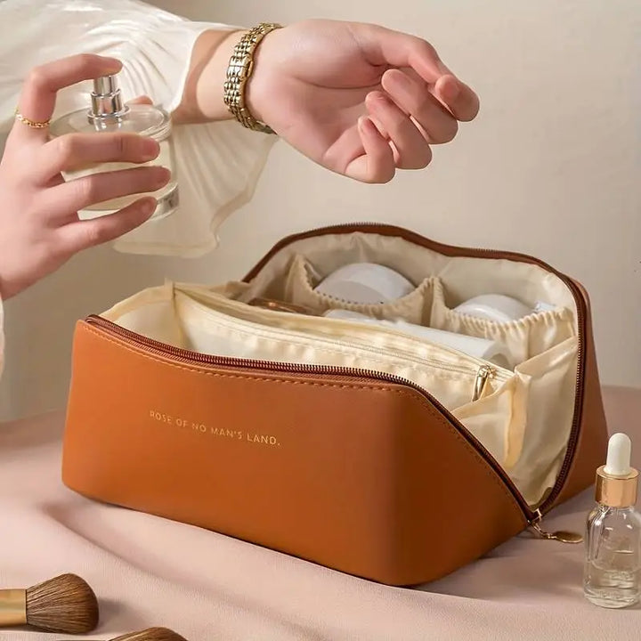 "Trousse de toilette élégante en cuir PU blanc, grande capacité, résistante à l'eau, design ergonomique pour voyage."