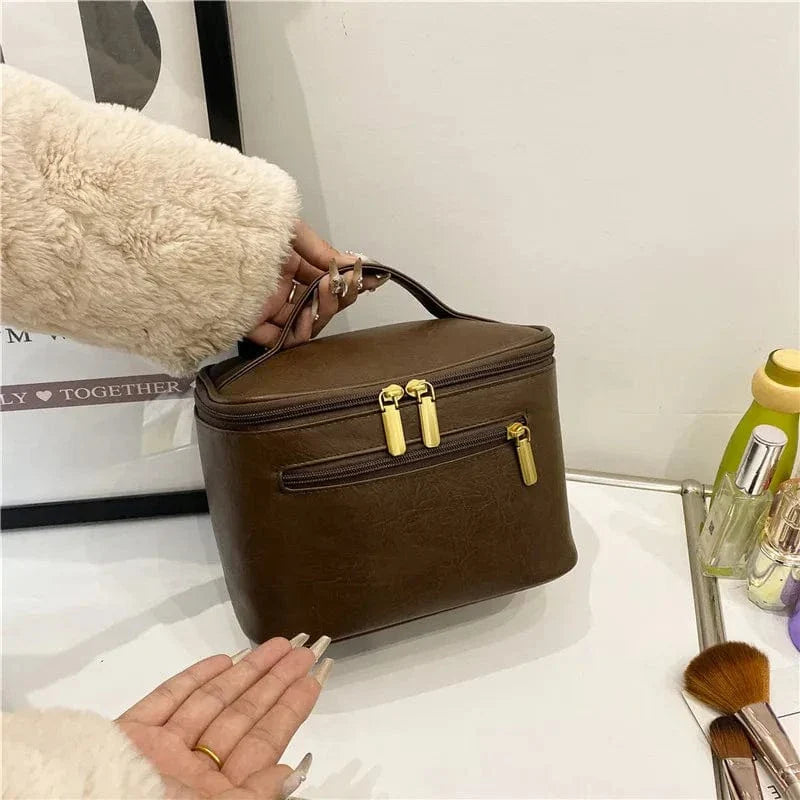 Gros plan d'une trousse de toilette en cuir PU noir, montrant la texture et la fermeture éclair