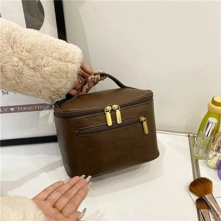 Gros plan d'une trousse de toilette en cuir PU noir, montrant la texture et la fermeture éclair