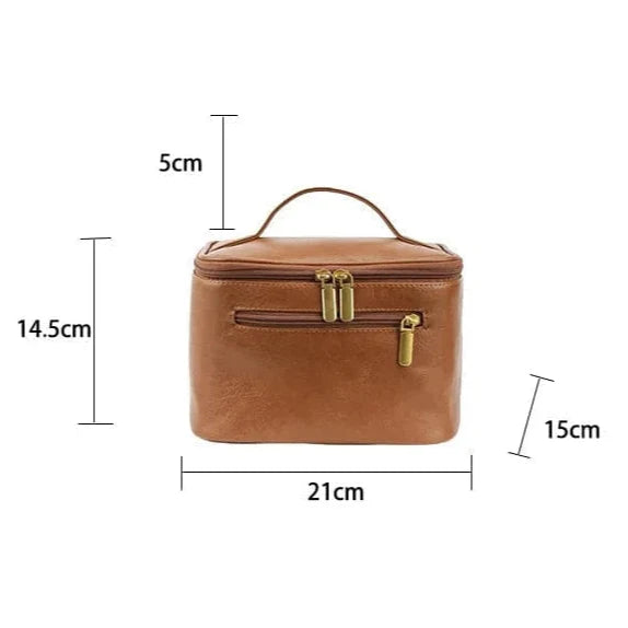 Intérieur spacieux d'une trousse de toilette en cuir PU montrant des compartiments pour maquillage