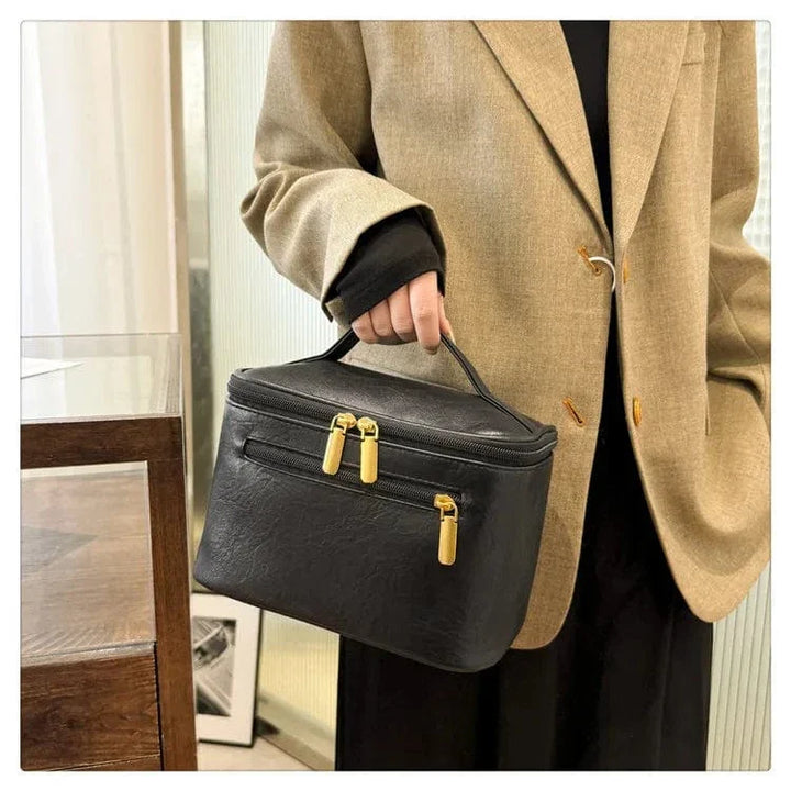 Vue de côté d'une trousse de toilette élégante en cuir PU noir, forme rectangulaire moderne