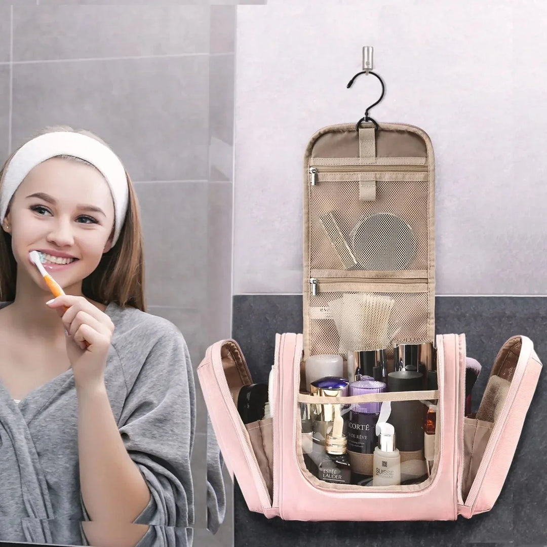 Trousse de toilette de luxe en cuir PU, couleur marron, posée sur une coiffeuse pour femme élégante.