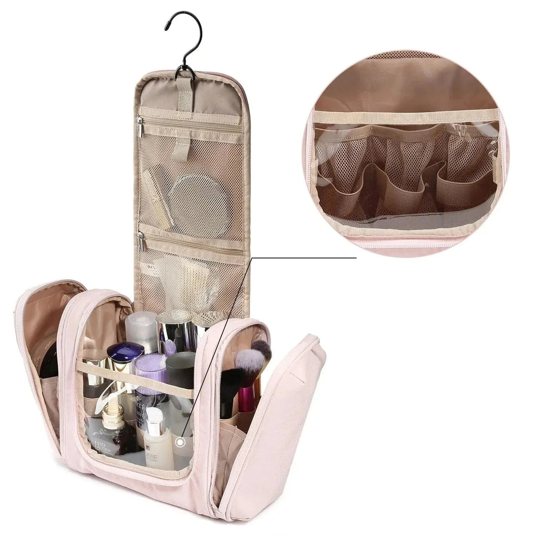 Gros plan sur la texture du cuir PU de haute qualité d'une trousse de toilette femme, avec logo discret.