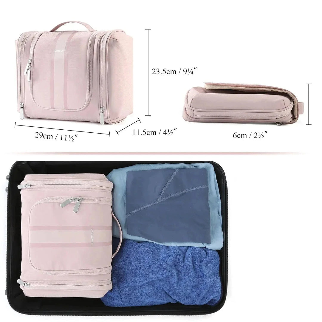 Assortiment de cosmétiques et produits de beauté rangés parfaitement dans une trousse de toilette PU résistante.