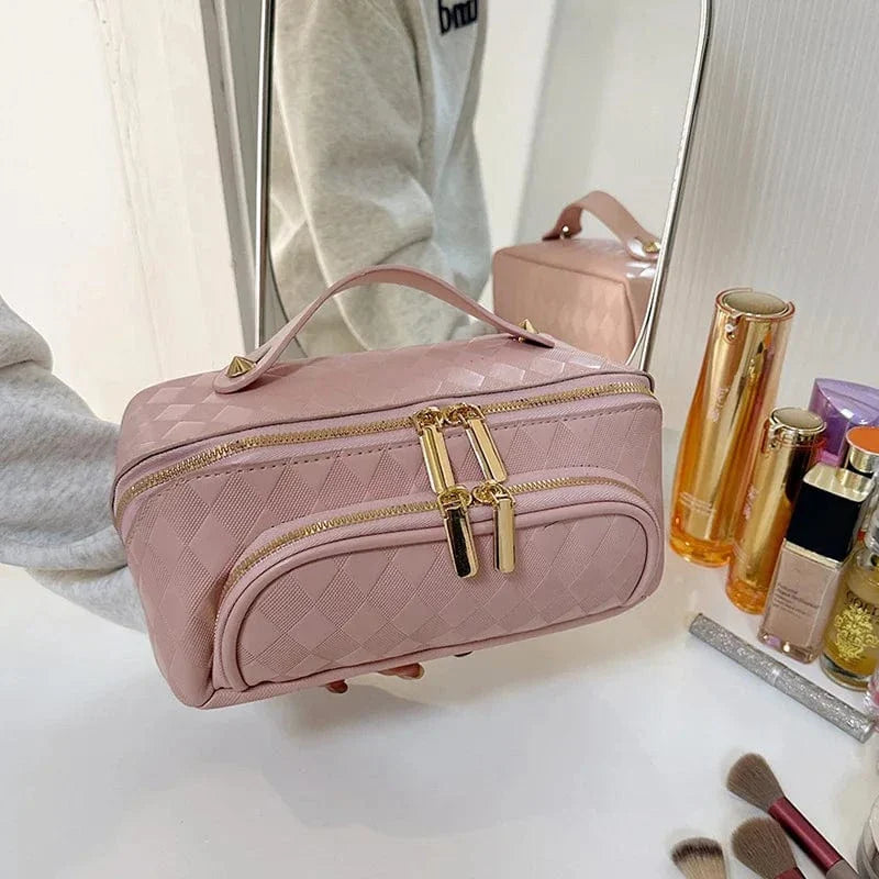 Trousse de rangement femme en cuir PU rouge, vue de côté, mettant en évidence sa grande profondeur