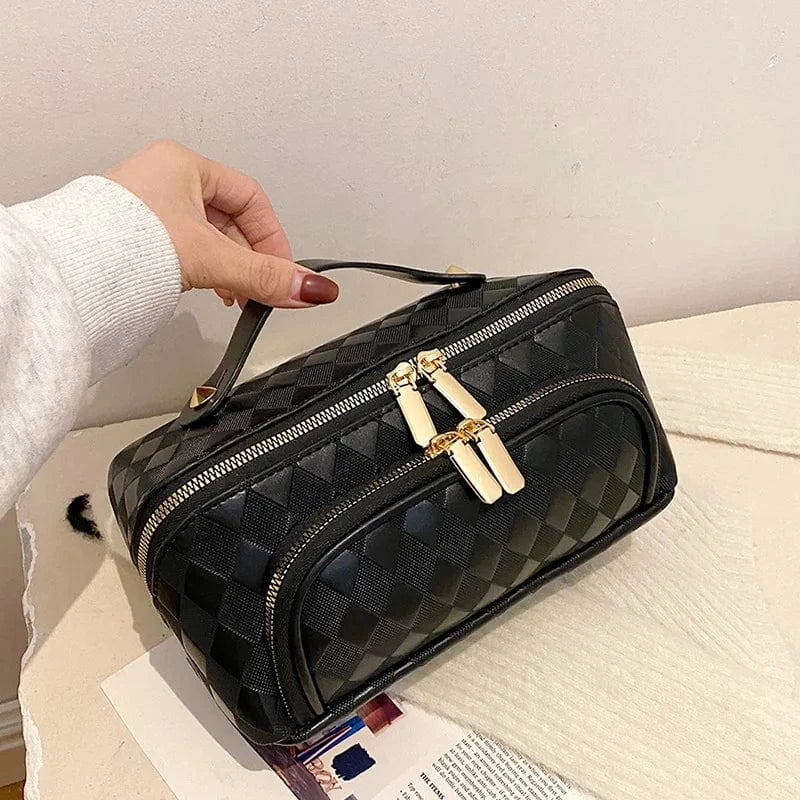 Trousse de toilette femme moderne en cuir PU gris, posée à côté d'accessoires de beauté, prête au voyage