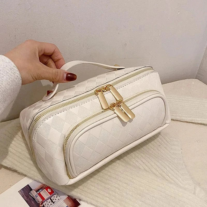 Intérieur d'une trousse de toilette femme en cuir PU, avec plusieurs poches pour un rangement organisé