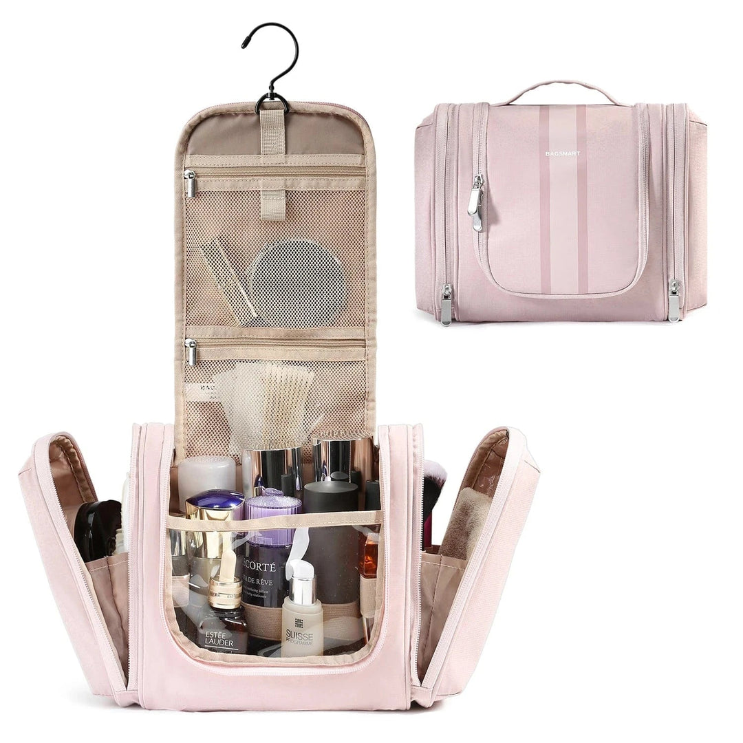 Femme plaçant ses pinceaux et essentiels dans une trousse de toilette en cuir PU imperméable haut de gamme.
