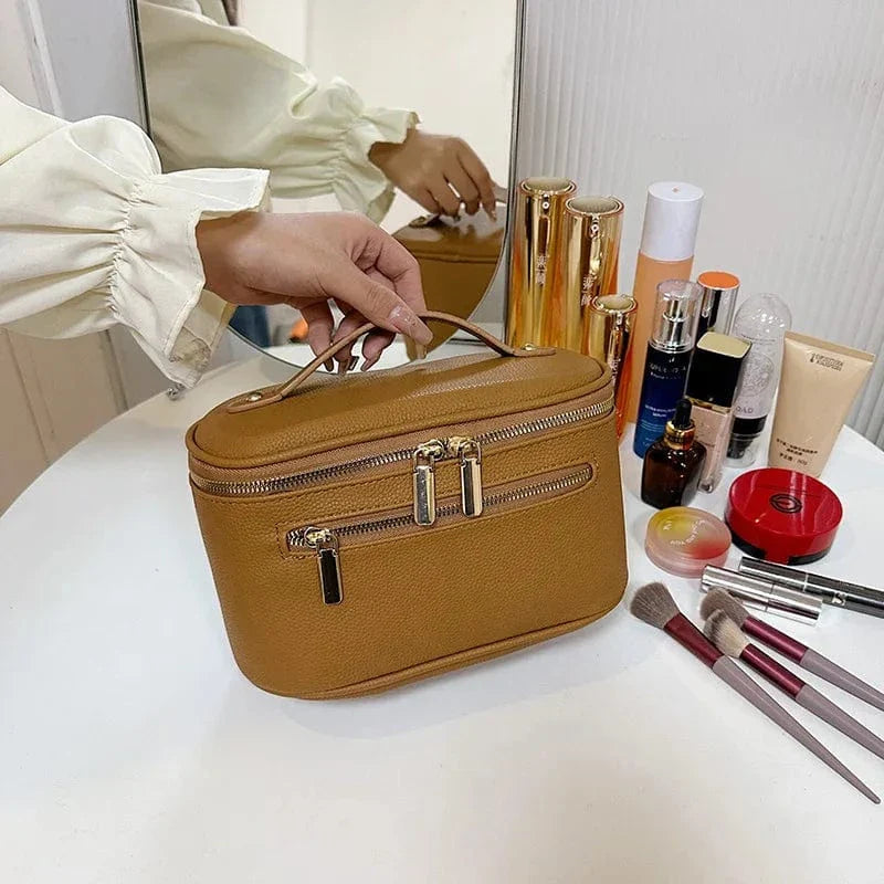 Vue intérieure d'une trousse de maquillage en cuir PU, plusieurs compartiments élastiques visibles