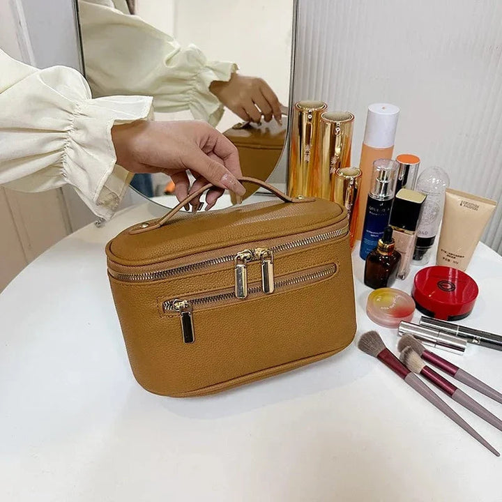 Vue intérieure d'une trousse de maquillage en cuir PU, plusieurs compartiments élastiques visibles