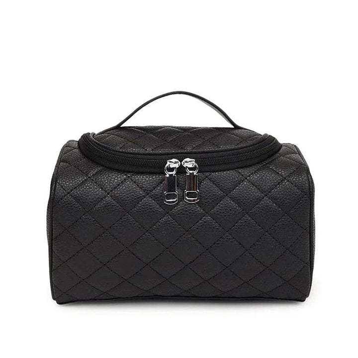 Détail de la texture cuir PU noir sur une trousse de toilette femme, accessoire voyage