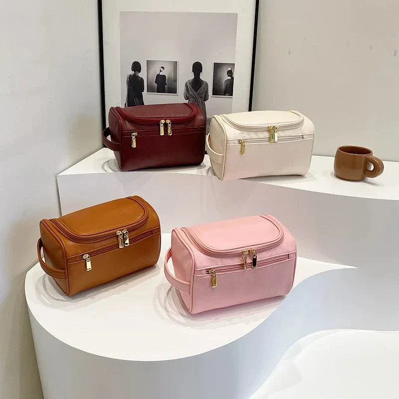 Détail de la trousse de toilette rose en cuir PU pour femmes, montrant la texture et la qualité du matériau.