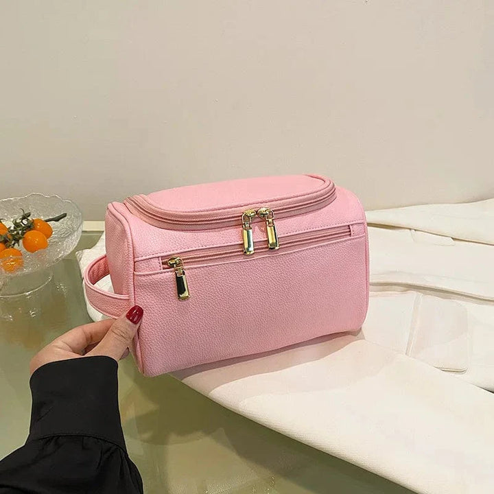 Vue intérieure de la trousse de toilette rose pour femmes, montrant l'espace de rangement pour maquillage et articles.