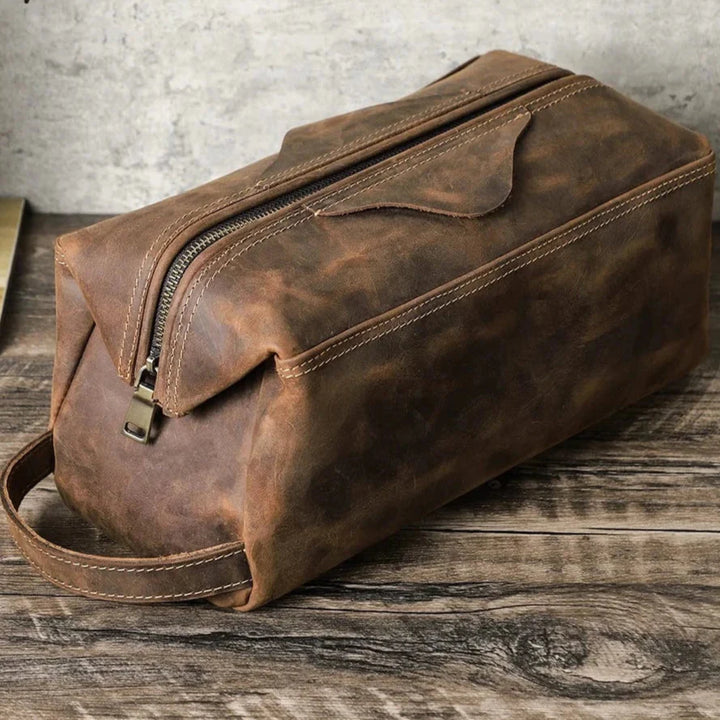 Trousse de toilette homme en cuir café, idéale pour l'organisation de voyage et produits de soin