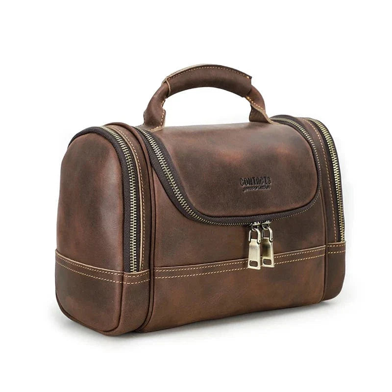 Trousse de toilette homme en cuir café, personnalisable, vue avant, texture rich du cuir.