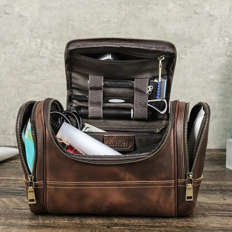 Trousse de toilette en cuir marron personnalisée, ouverte, montrant un intérieur spacieux et des compartiments.