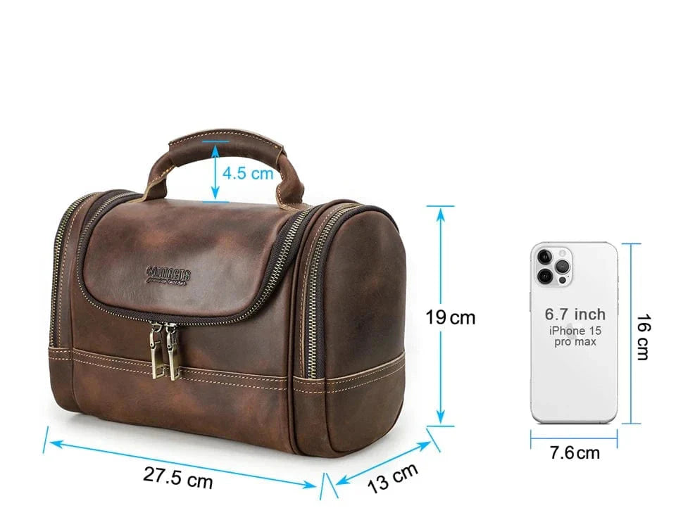 Trousse de toilette homme en cuir grainé couleur café, vue de profil, montrant son épaisseur et sa forme.