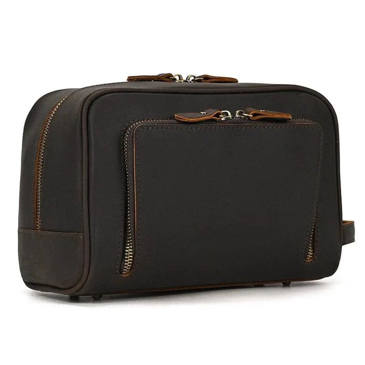 Trousse de toilette pour homme en cuir marron Crazy Horse, idéale pour le voyage et la maroquinerie organisée.