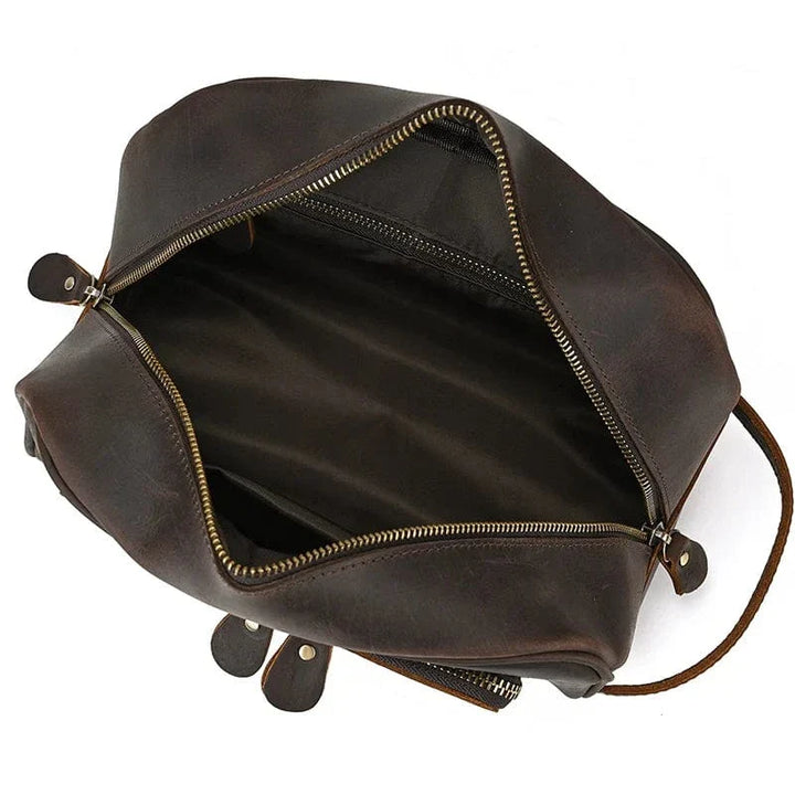 Accessoire de voyage homme : trousse de toilette en cuir Crazy Horse, robuste et élégante.