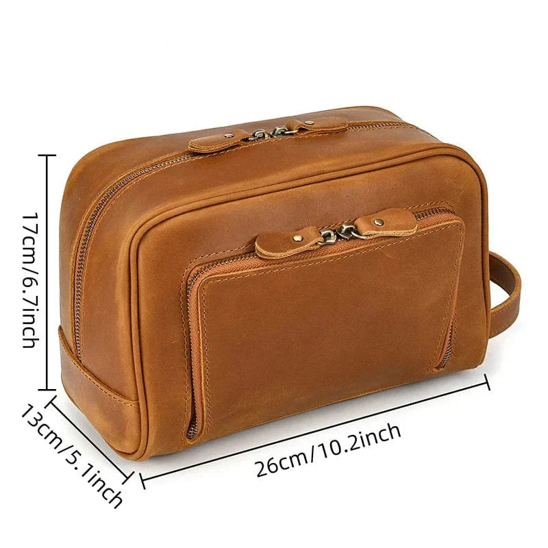 Trousse de toilette en cuir Crazy Horse élégante, posée sur une valise, prête pour le voyage masculin.