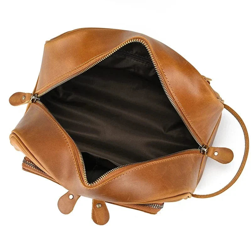 Détail du cuir Crazy Horse sur une trousse de toilette homme, un gage de qualité et durabilité pour le voyage.
