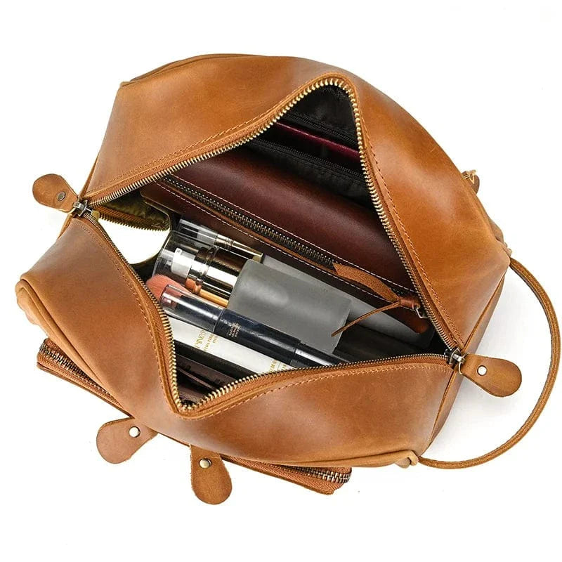 Trousse de toilette homme en cuir marron foncé Crazy Horse, un incontournable accessoire de voyage.